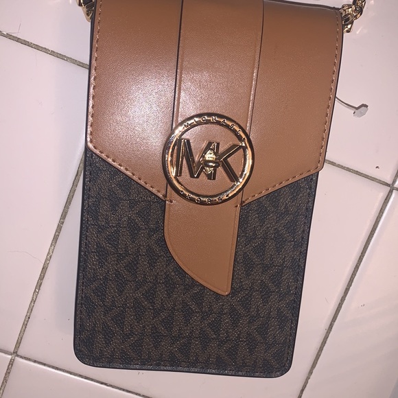 MICHAEL KORS Signature crossbody In reverse rectangle. GOLD CHAIN STRAP - Picture 2 of 16